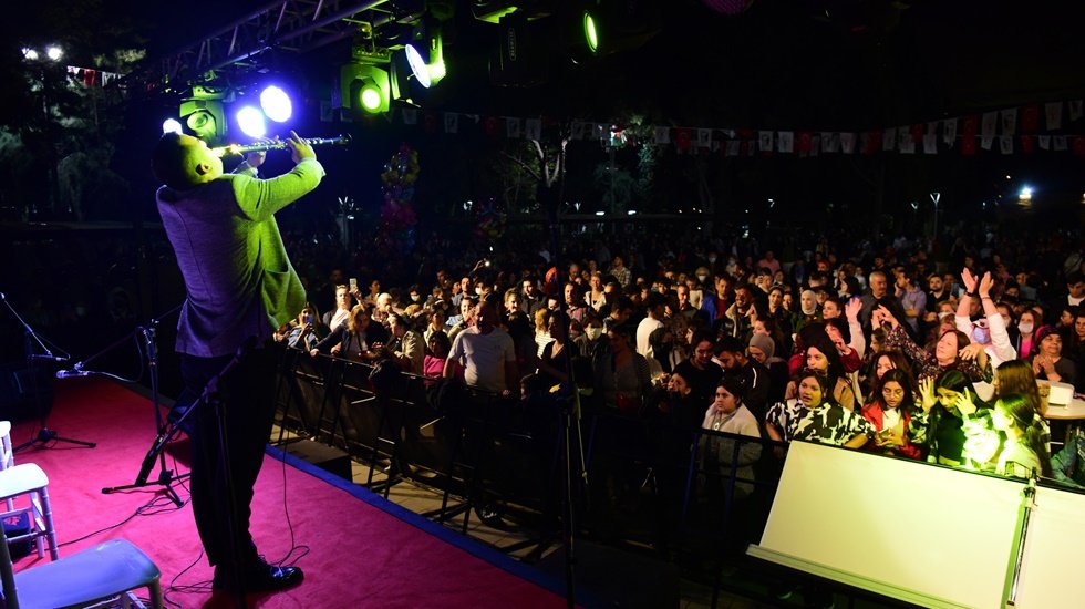 Romanlar G&uuml;n&uuml; Bornova&rsquo;da coşkuyla kutlandı