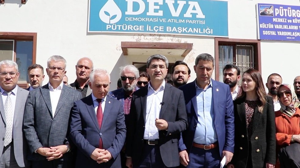 Saldırıya uğrayan Deva Partisi il&ccedil;e teşkilatı binası &ouml;n&uuml;nde a&ccedil;ıklama