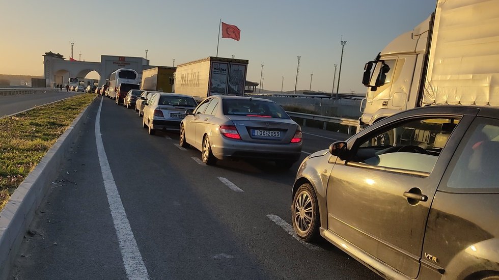Sınır Kapısı'nda 'ucuz alışveriş' kuyruğu