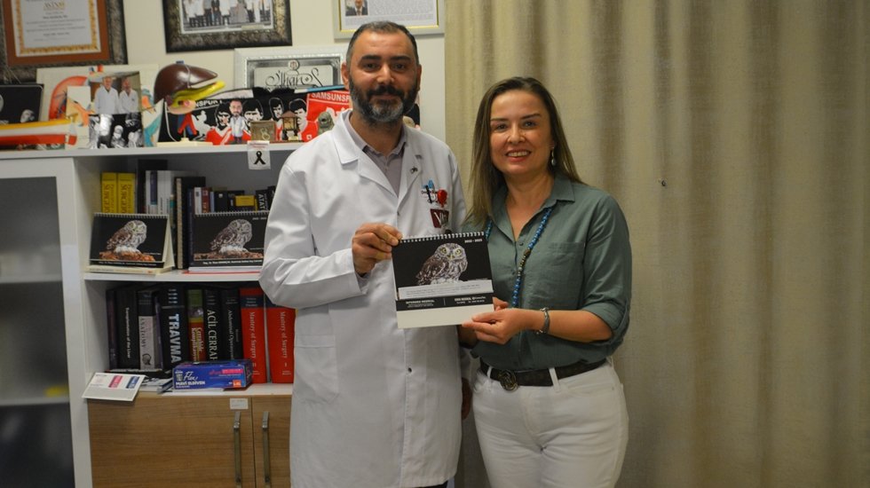 SMA hastası i&ccedil;in &ccedil;ektiği fotoğraflarla masa &uuml;zeri takvimlerle bağış topluyor.