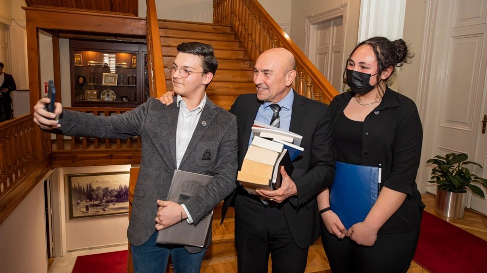 Soyer'in &ldquo;Bana &ccedil;i&ccedil;ek ve hediye değil, kampanya i&ccedil;in kitap getirin&rdquo; &ccedil;ağrısı karşılık buldu...