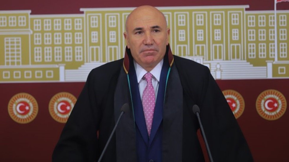 Tanal: D&uuml;ğmeli c&uuml;bbeyi giydirmeye kimsenin g&uuml;c&uuml; yetmez!
