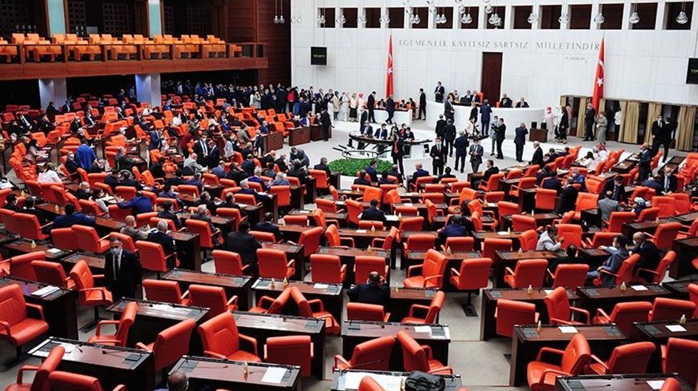 Vatandaşın g&ouml;nderdiği şiiri okudu, AKP sıralarından tepkiler y&uuml;kseldi.