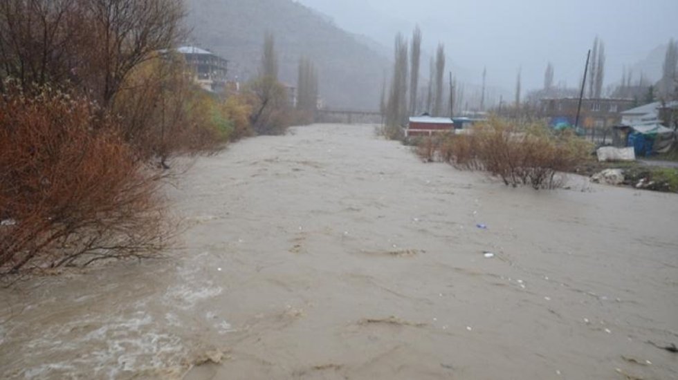 AKP&rsquo;li Beyt&uuml;şşebap Belediyesi, &ccedil;&ouml;pleri Habur &Ccedil;ayı'na d&ouml;k&uuml;yor
