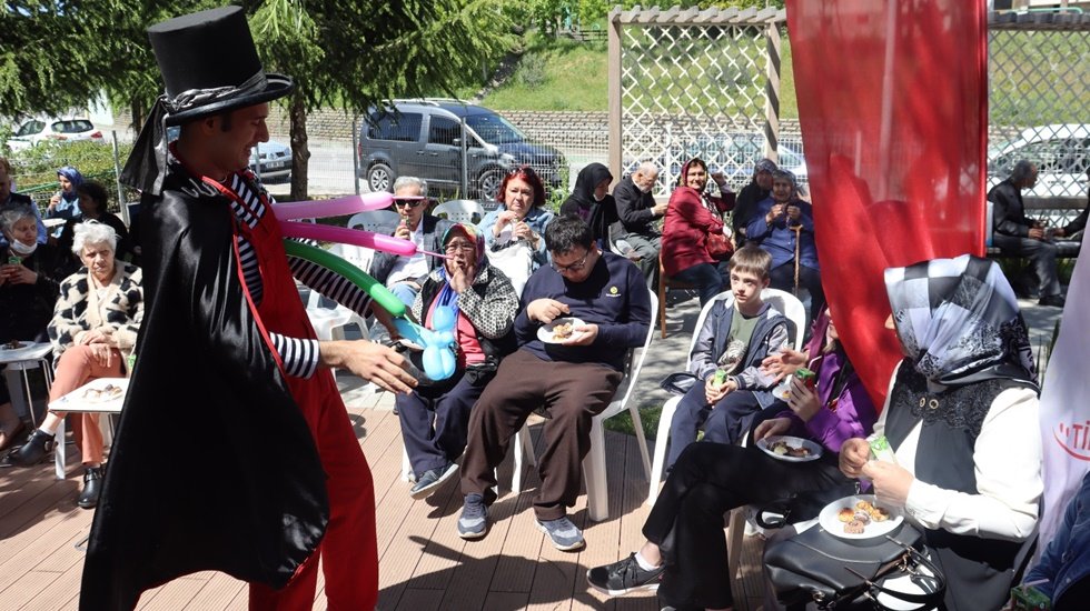 Alzheimer Yaşam Evi’nde Bayram kutlaması