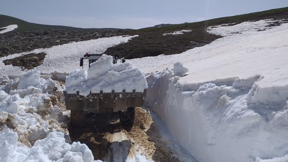 Antalya&rsquo;da kardan kapanan yollar a&ccedil;ılıyor