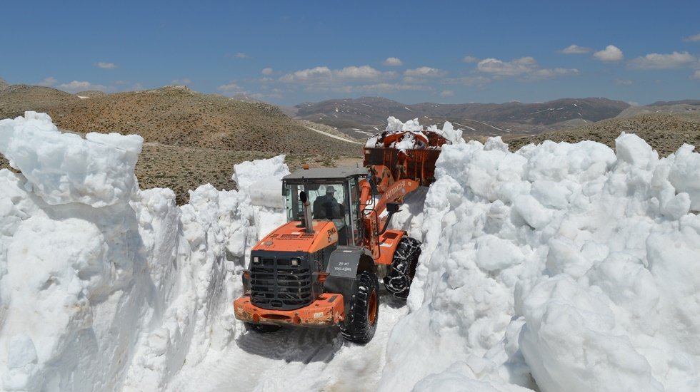 Antalya/S&ouml;b&uuml;&ccedil;imen yayla yolunda karla m&uuml;cadele &ccedil;alışması