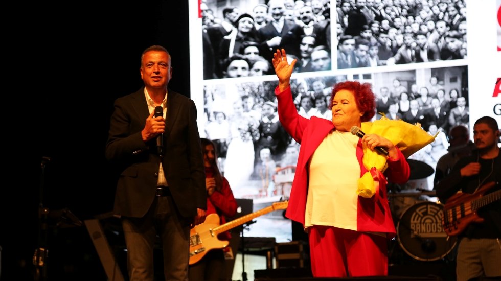 Ataşehir Cumhuriyet Meydanı, 19 Mayıs coşkusuyla dolup taştı