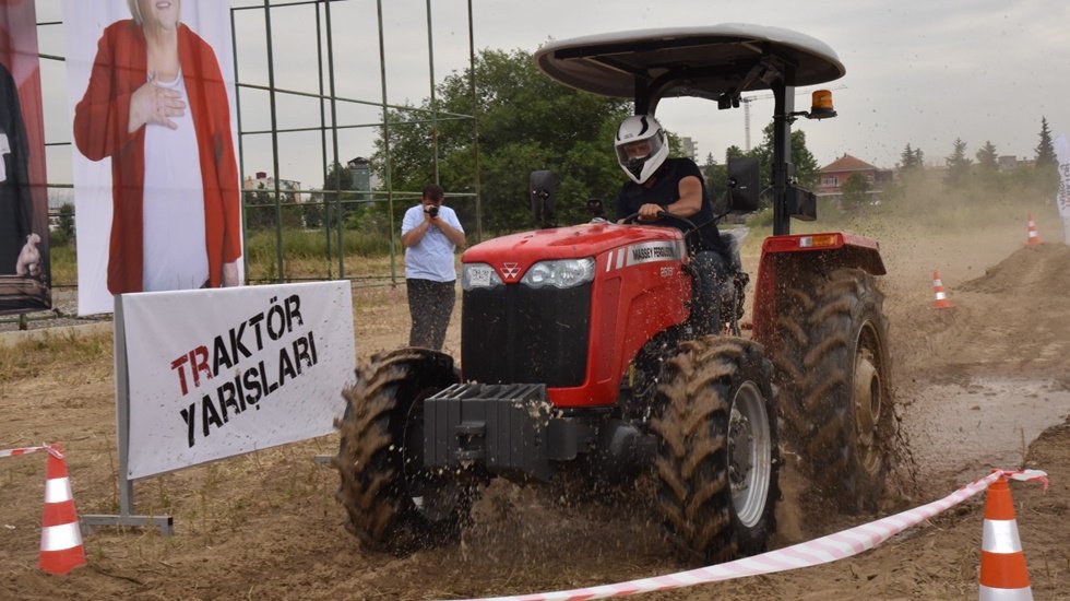 &Ccedil;ift&ccedil;iler trakt&ouml;rleriyle yarıştı