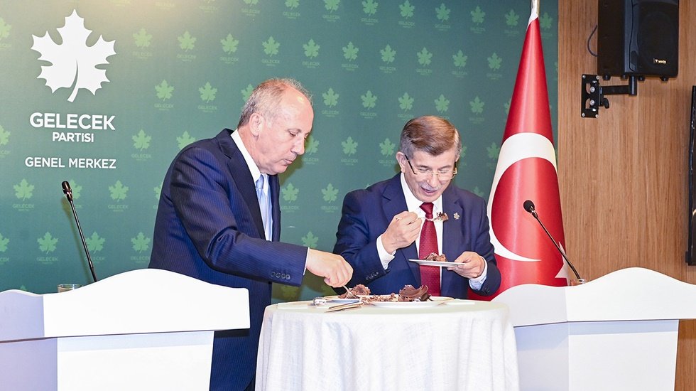 Davutoğlu Memleket Partisinin 1 Yıld&ouml;n&uuml;m&uuml;n&uuml; pasta ile kutladı