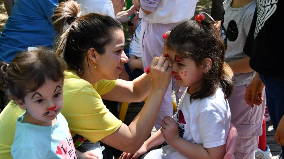 Esenyurtlu kadınlar ve çocuklar, özlenen yaz günlerini yaşadı