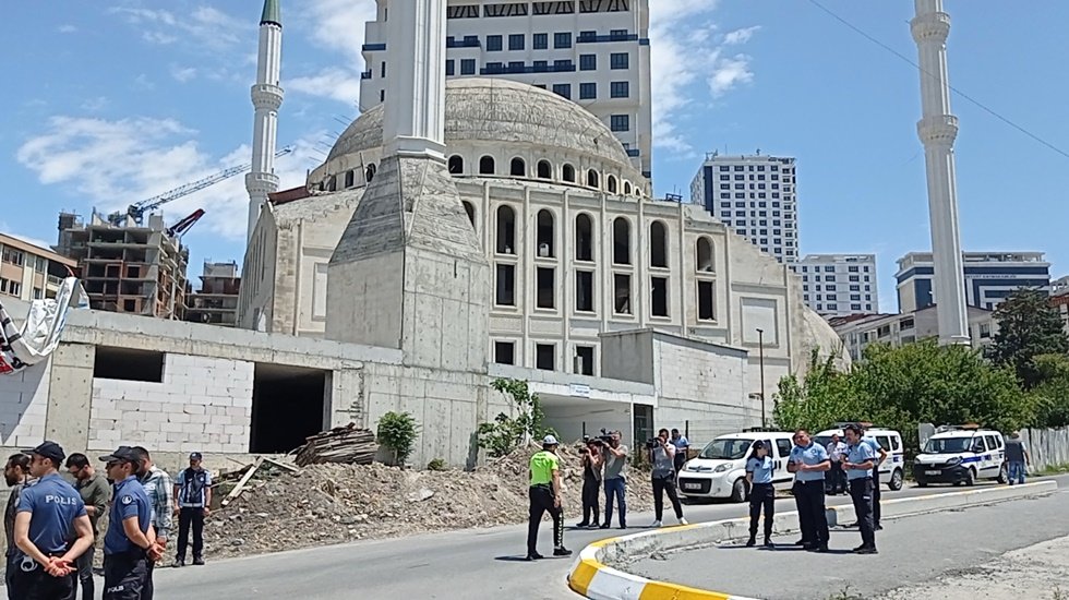 Kaymakamlık, inşaat halindeki caminin otoparkını belediyeden habersiz kiraya verdi