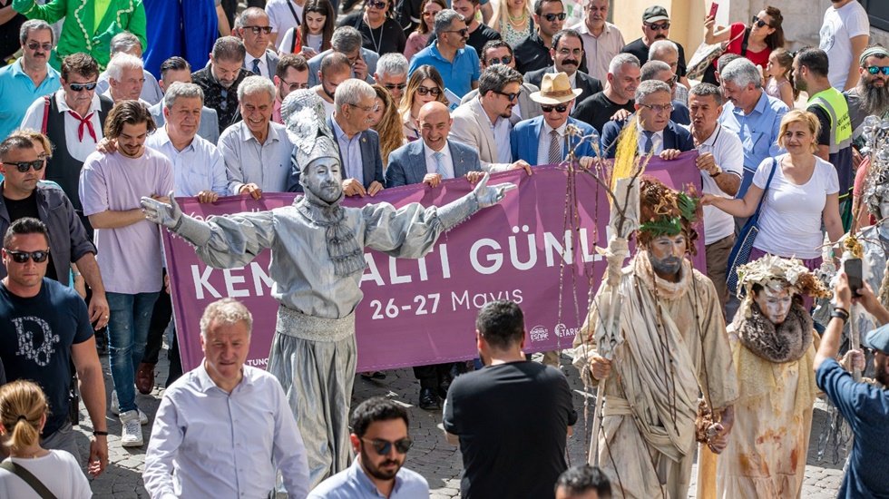 Kemeraltı k&uuml;lt&uuml;r&uuml;n, sanatın, gastronominin can damarıdır. İzmir&rsquo;in kalbidir.