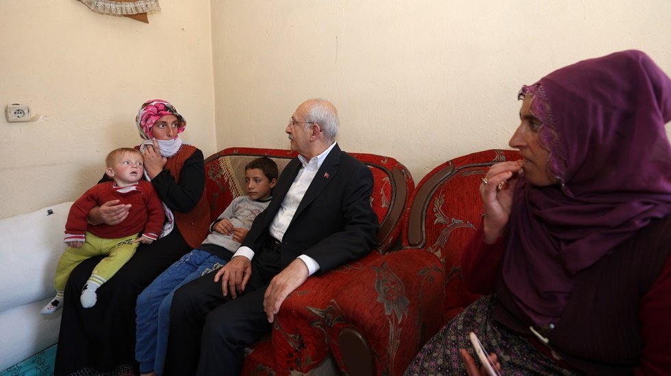 Kılı&ccedil;daroğlu, Van'da &uuml;&ccedil; yıldır elektriği kesik olan aileyi ziyaret etti&hellip;