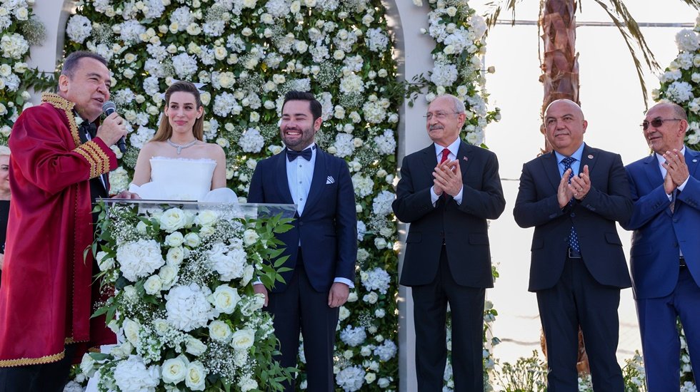 Kılıçdaroğlu, Zeynep ve Gökhan çiftinin düğün törenine katıldı