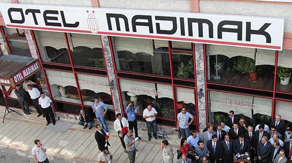 Madımak Oteli&rsquo;ni yakmaya gelen iki kişinin ismi yıllar sonra anıttan kaldırıldı