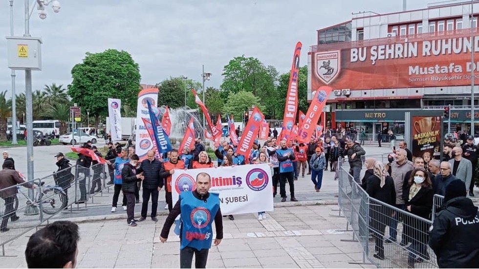 MEB i&ccedil;i boş bir meslek kanunu ve belirsizliklerle dolu bir y&ouml;netmelik yayınladı...