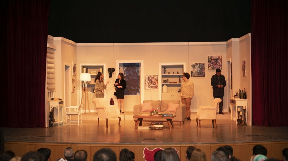 Mersin Şehir Tiyatrosu, turnede g&ouml;n&uuml;lleri fathetti...