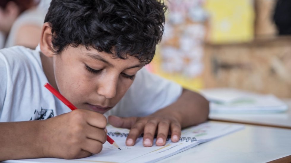 M&uuml;lteci &ccedil;ocuklarının eğitimi &ouml;n&uuml;ndeki başlıca engeller: Kayıt &uuml;cretleri, akran zorbalığı ve dil