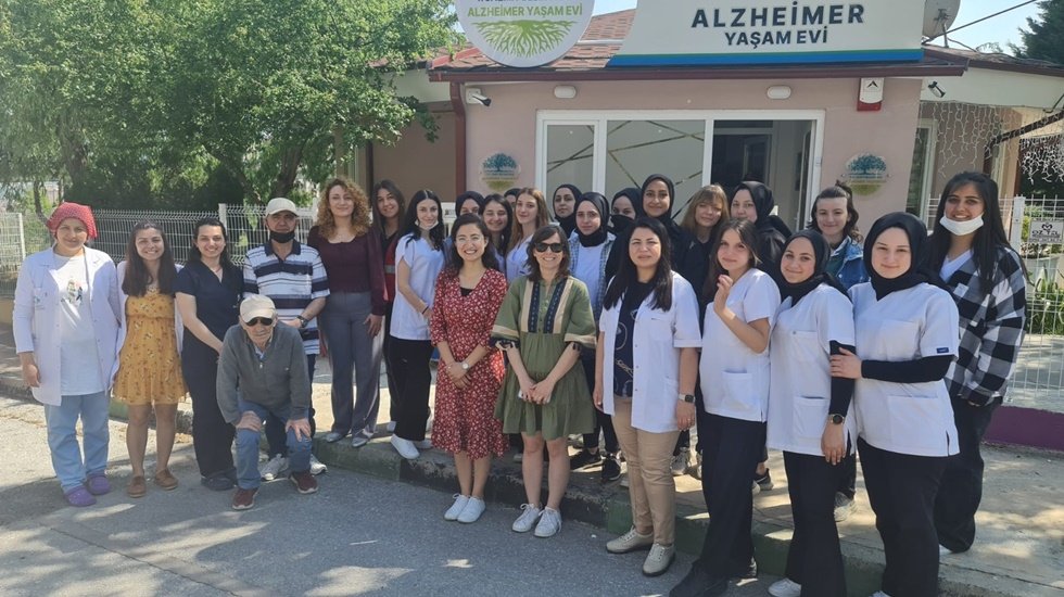 Öğrenciler, Alzheimer Yaşam Evi’ni yalnız bırakmıyor