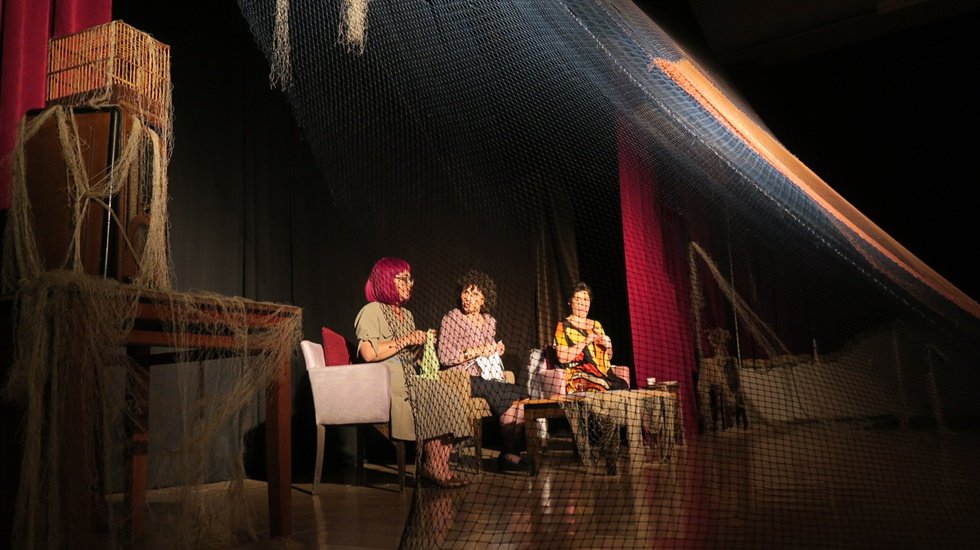 Tiyatro severler &lsquo;&lsquo;Kozalar&rsquo;&rsquo;ı &ccedil;ok beğendi