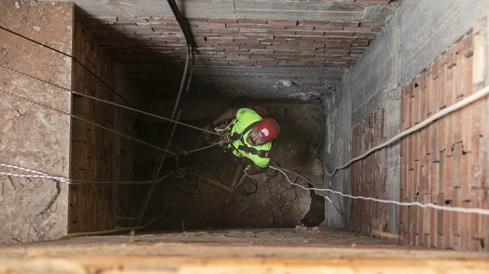 15 metrelik apartman boşluğuna d&uuml;şen kediyi İtfaiye ekipleri kurtardı