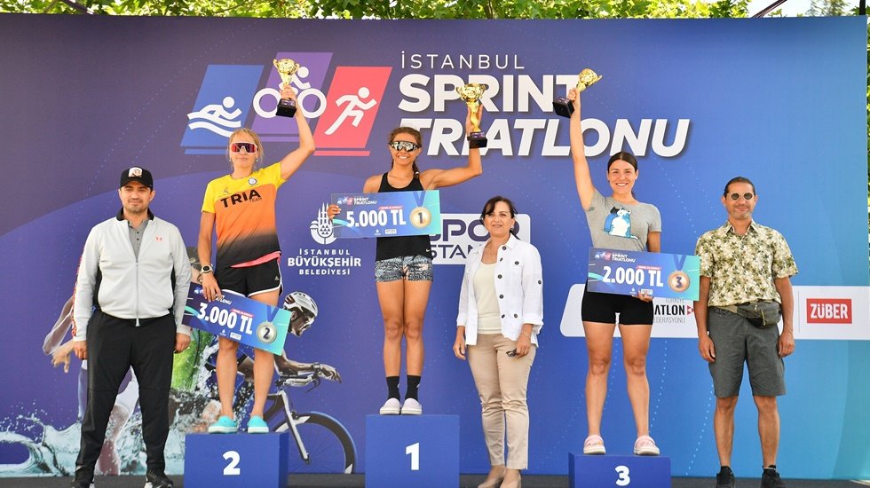 18-74 yaş arası 400 triatlet mücadele etti