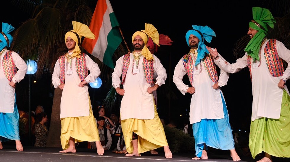 6 &uuml;lke 11 ekip ve 450 danscı Armut&ccedil;uk'ta şov yaptı