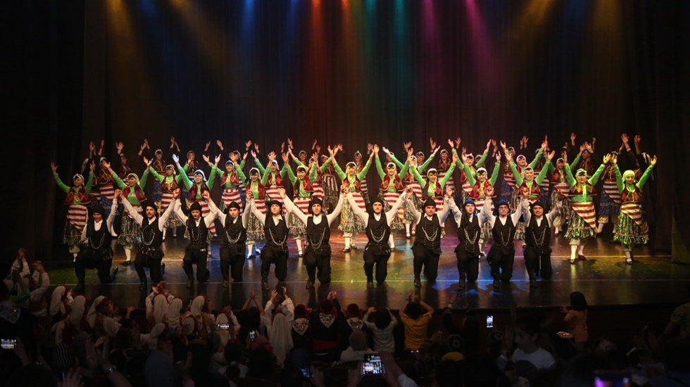 7&rsquo;den 70&rsquo;e halk oyunları tutkunları aynı sahnede buluştu