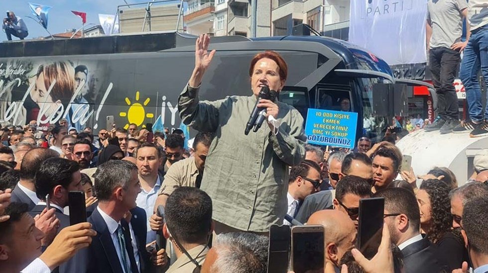Akşener'in &ouml;z&uuml;r dilediği g&uuml;n otob&uuml;ste ne konuşuldu?