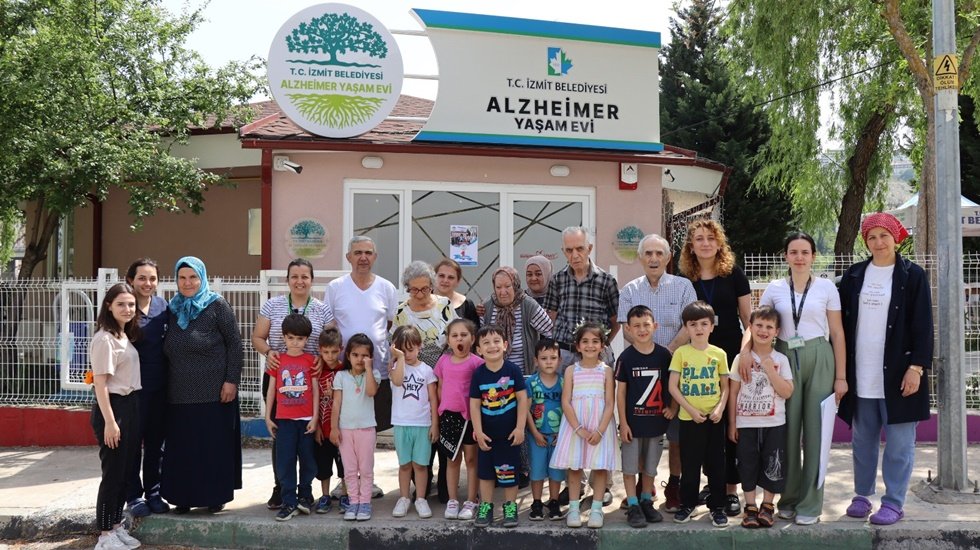Alzheimer Yaşam Evi’nde kuşaklararası buluşma