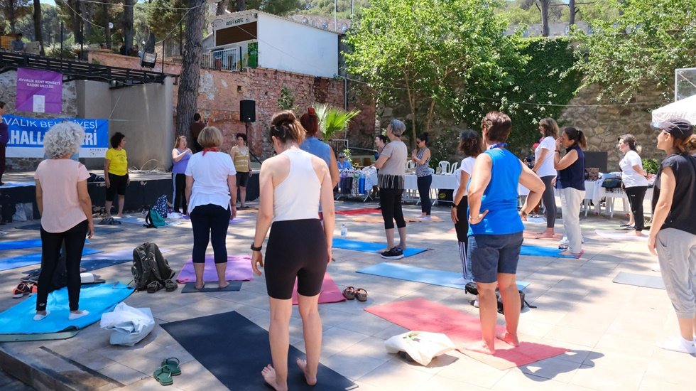 Ayvalıklı Kadınlar &lsquo;D&uuml;nya Yoga G&uuml;n&uuml;&rsquo;nde Buluştu