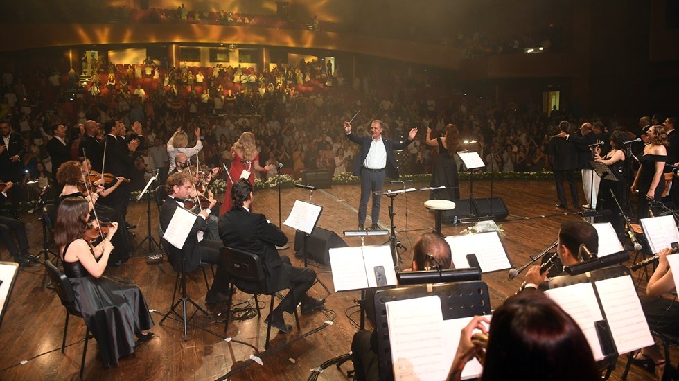 Belediye Başkanı Se&ccedil;er&rsquo;in orkestra şefliğinde &ldquo;Memleketim&rdquo; şarkısı