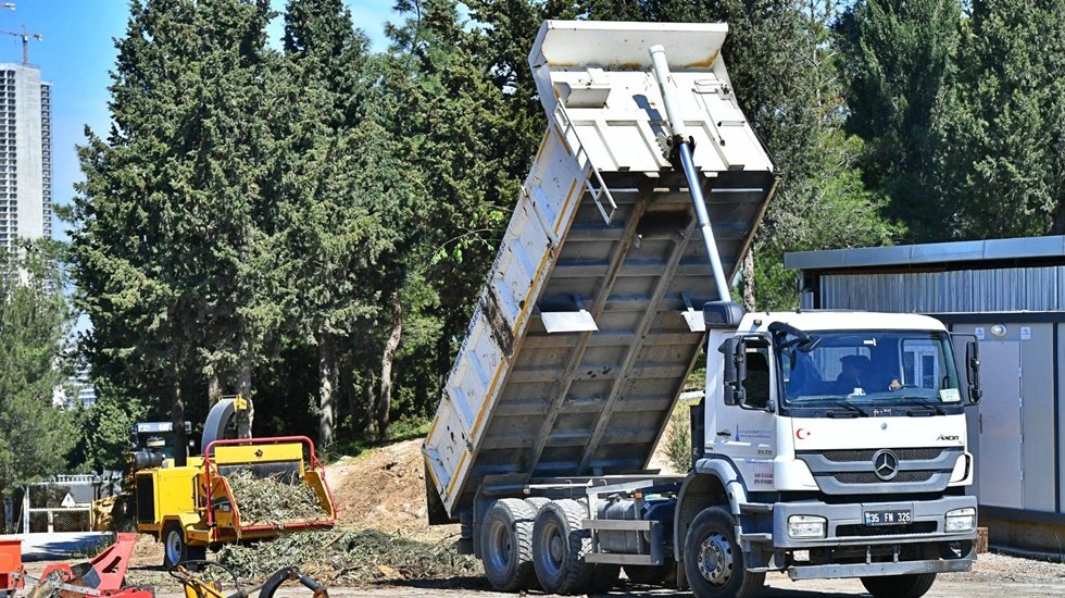 Bu tesis organik atıklar g&uuml;breye d&ouml;n&uuml;ştr&uuml;yor