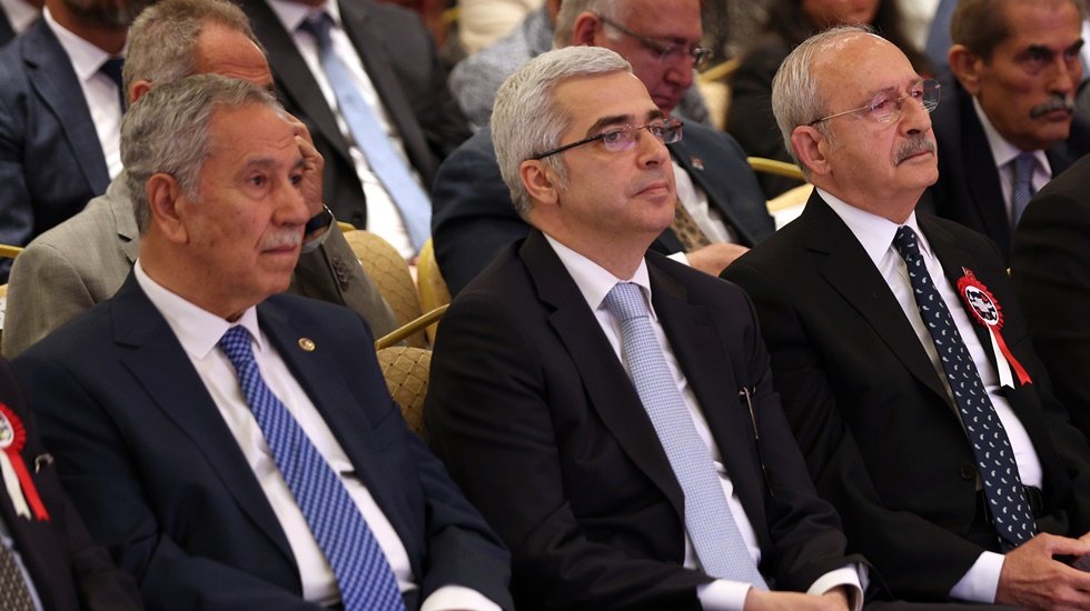 B&uuml;lent Arın&ccedil; ile tokalaşmadığı iddia edilen Kemal Kılı&ccedil;daroğlu'ndan a&ccedil;ıklama