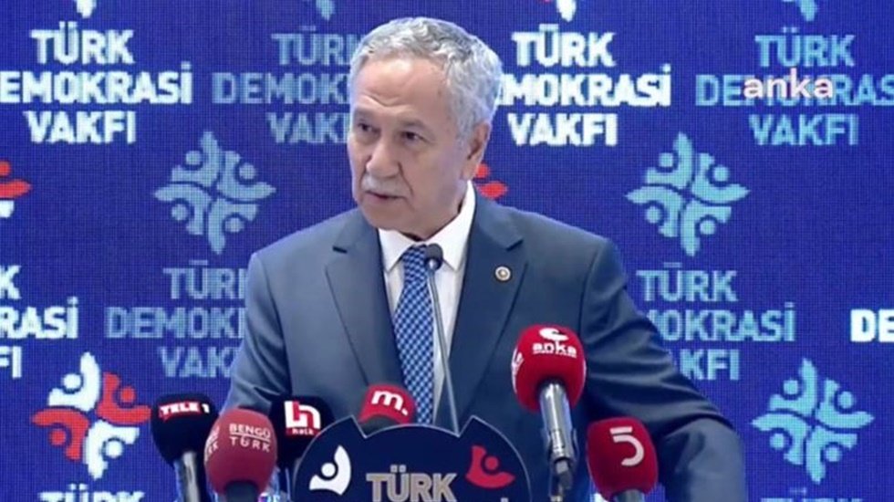 B&uuml;lent Arın&ccedil;: 'Kral &ccedil;ıplak demenin zamanıdır'