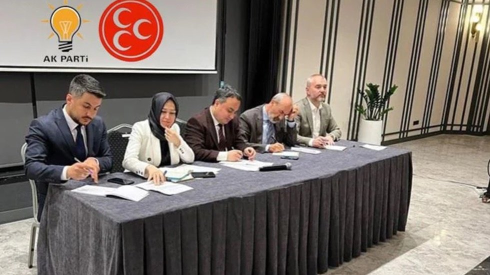 &lsquo;B&uuml;rokratlarla toplantı&rsquo; diye gittiler, Cumhur İttifakı y&ouml;neticileriyle karşılaştılar&hellip;