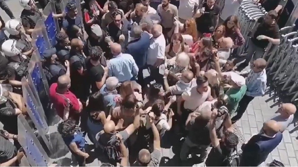 Cumartesi Anneleri'ne 900'&uuml;nc&uuml; haftasında polis m&uuml;dahalesi