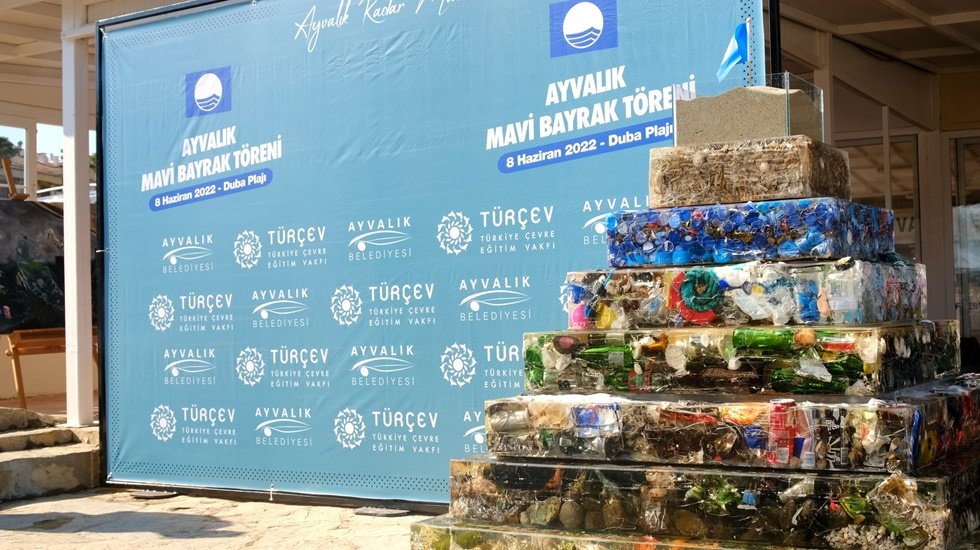 'Deniz &Ccedil;&ouml;pleri Anıtı' Ayvalık Duba Plajı&rsquo;nda