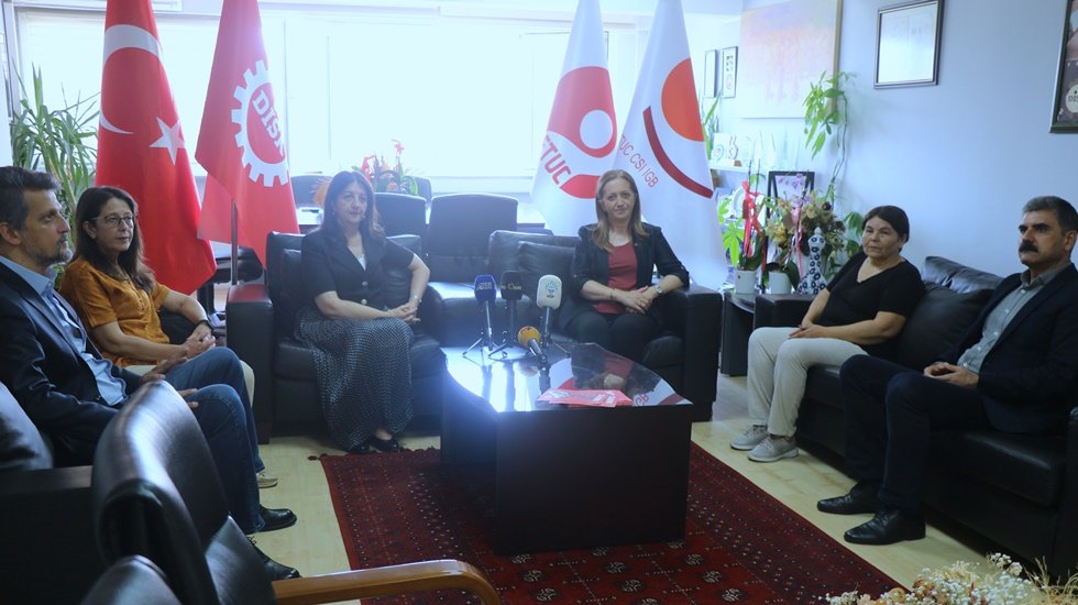 DİSK&rsquo;i ziyaret eden Buldan: "İktidar &uuml;lkeyi daha fazla a&ccedil;lık ve sefalete s&uuml;r&uuml;kleyecek"
