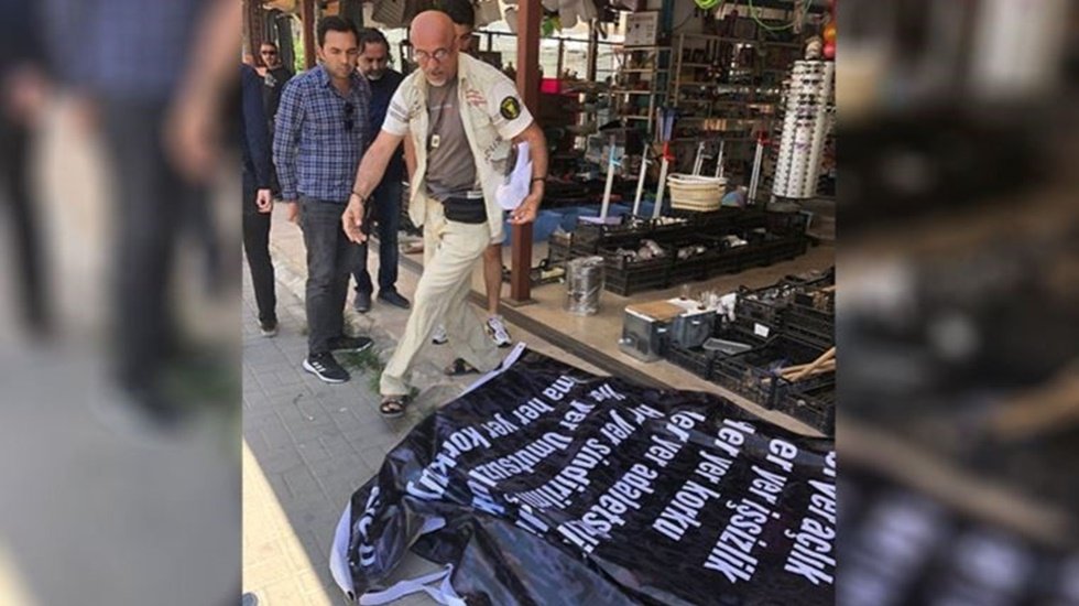 D&uuml;kk&acirc;nına pankart asmak isteyen esnaf, g&ouml;zaltına alındı...