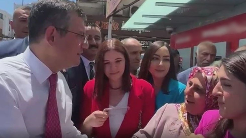 Eski AKP'li yurttaş CHP'li vekile b&ouml;yle seslendi: 'Altı sene mahalle başkanlığı yaptım, kullanıldım'