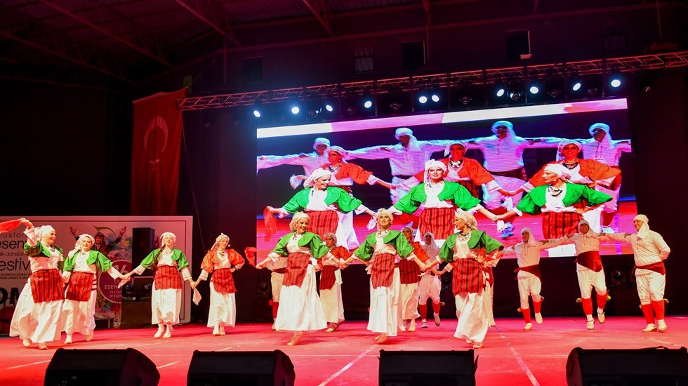 Halk danslarının birleştirici g&uuml;c&uuml; t&uuml;m Esenyurt&rsquo;u sardı.