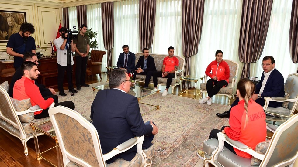 İmamoğlu: &ldquo;Sadece sahadaki başarınız değil, b&uuml;t&uuml;n karakteriniz ve varlığınız &ouml;nemli&rdquo;