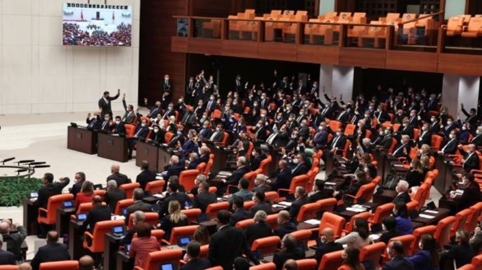 Ayrı bildirilerden vazge&ccedil;en CHP ve Saadet Tezkereye 'evet' diyecekler