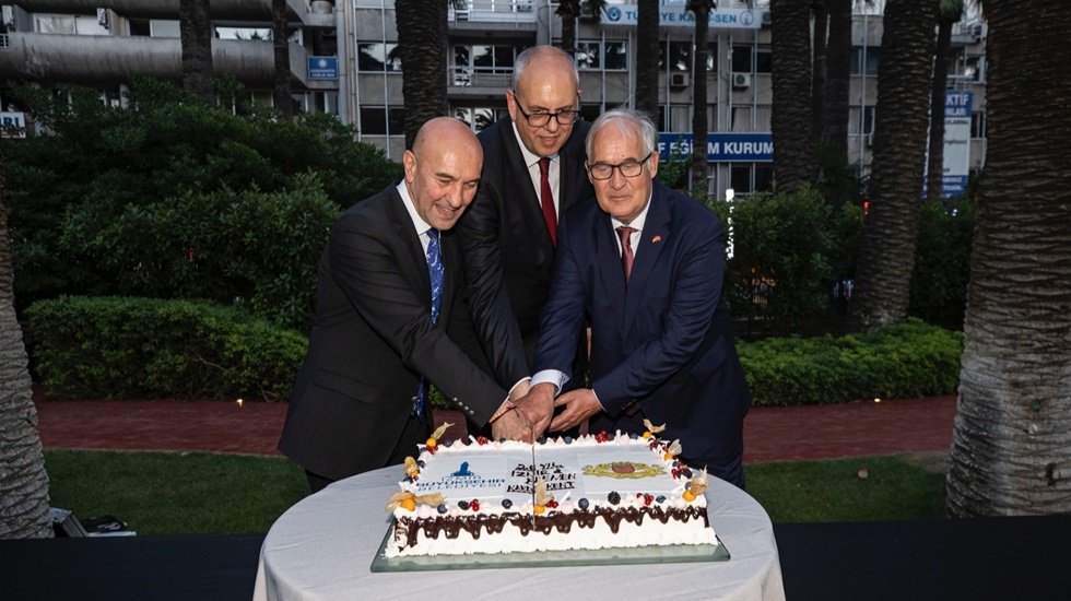 İzmir ve Bremen&rsquo;in &ccedil;eyrek asırlık dostluğu kutlandı