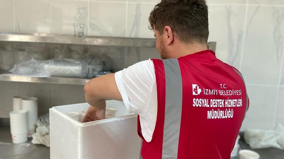 İzmit Belediyesi Aşevi'nden ihtiya&ccedil; sahiplerine sıcak yemek...