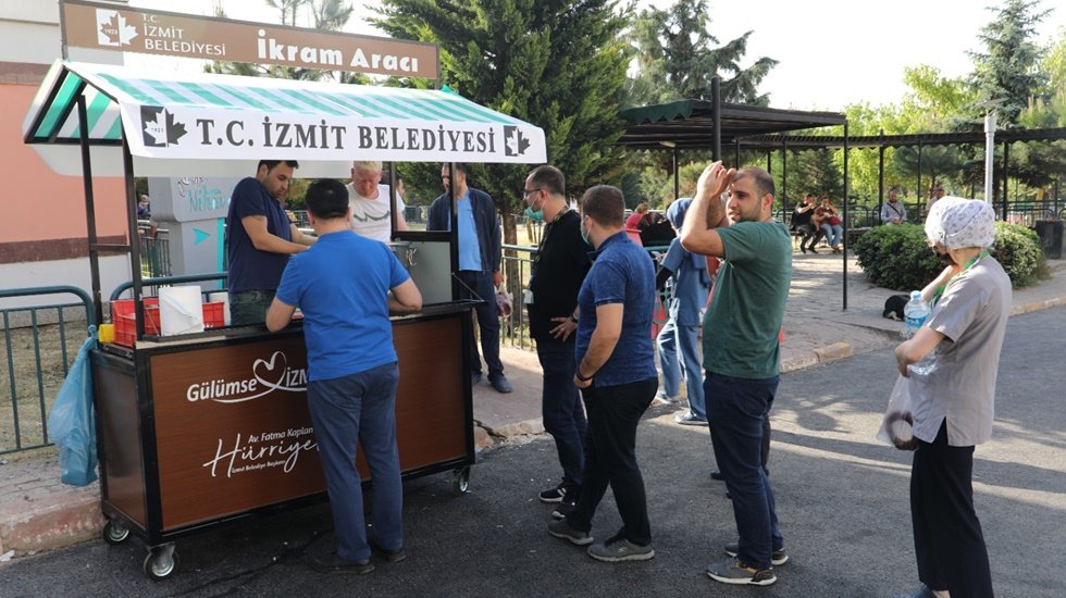 İzmit Belediyesinin mobil &ccedil;orba dağıtım ara&ccedil;ları hizmete başladı