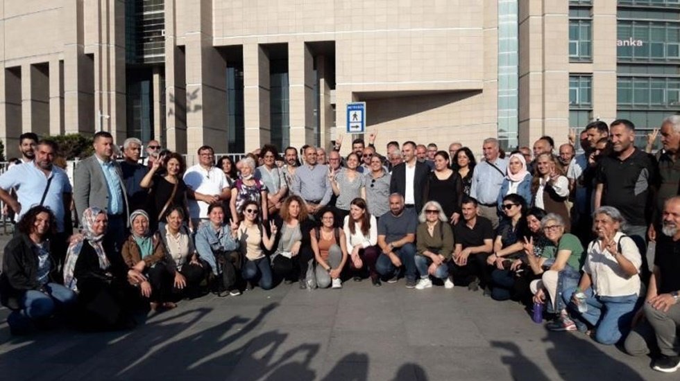 Kadık&ouml;y'de g&ouml;zaltına alınan 70 kişiden 2 kişi tutuklandı 68'i serbest