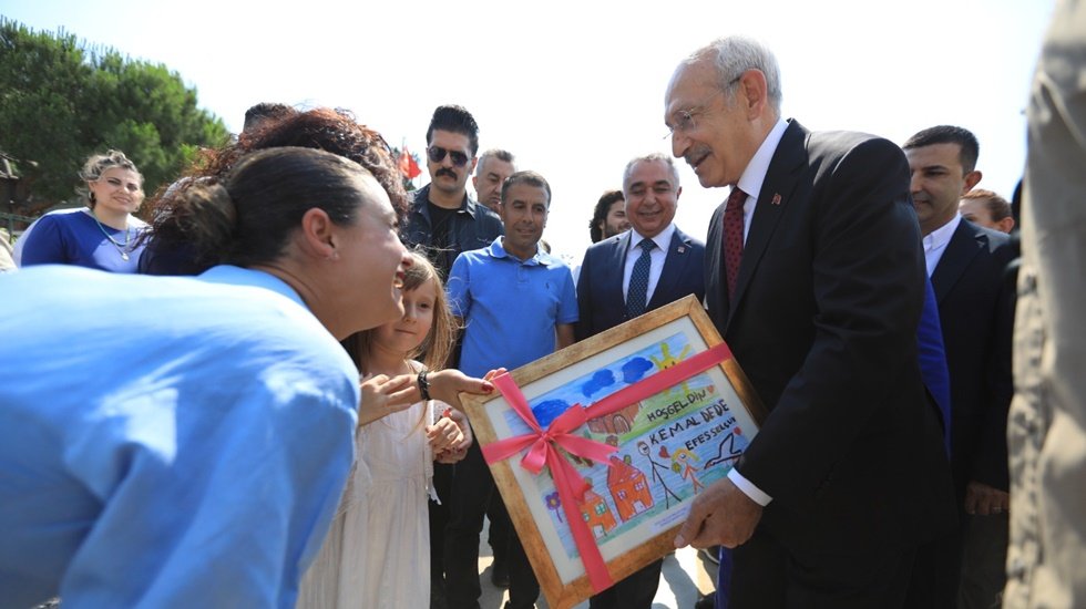 Kılı&ccedil;daroğlu&rsquo;nu Efes Sel&ccedil;uk&rsquo;ta &Ccedil;ocuklar Karşıladı